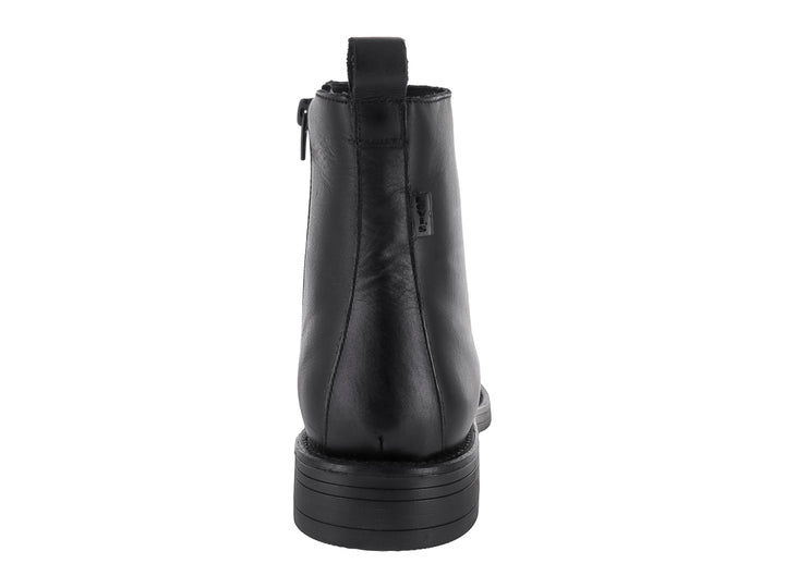 Bota de tobillo color negro de material sintético liso con suela plana.