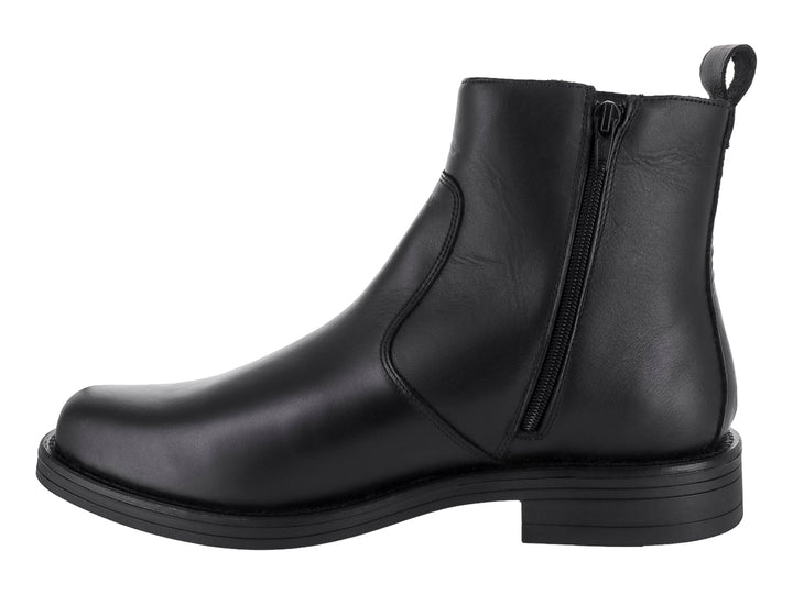 Bota de tobillo color negro de material sintético liso con suela plana.