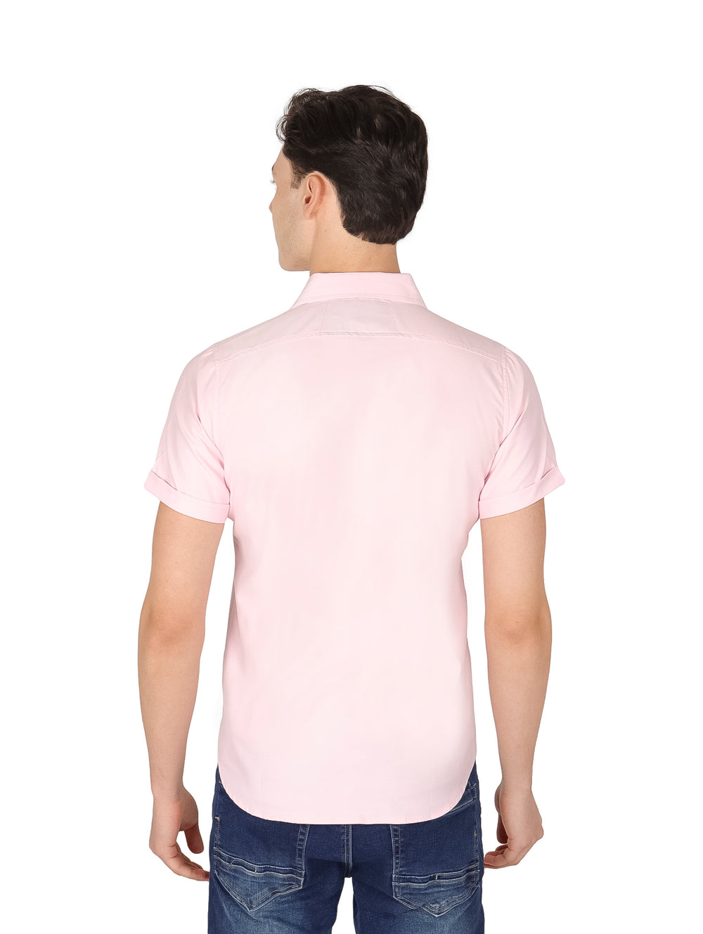 Hombre vistiendo una camisa de color rosa claro con manga corta y botones frontales.