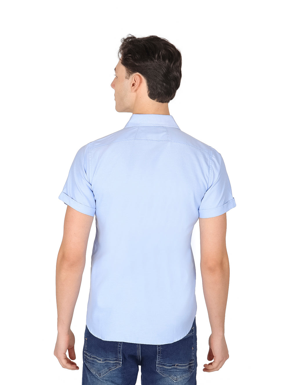 Hombre vistiendo una camisa de manga corta color azul cielo con botones frontales.