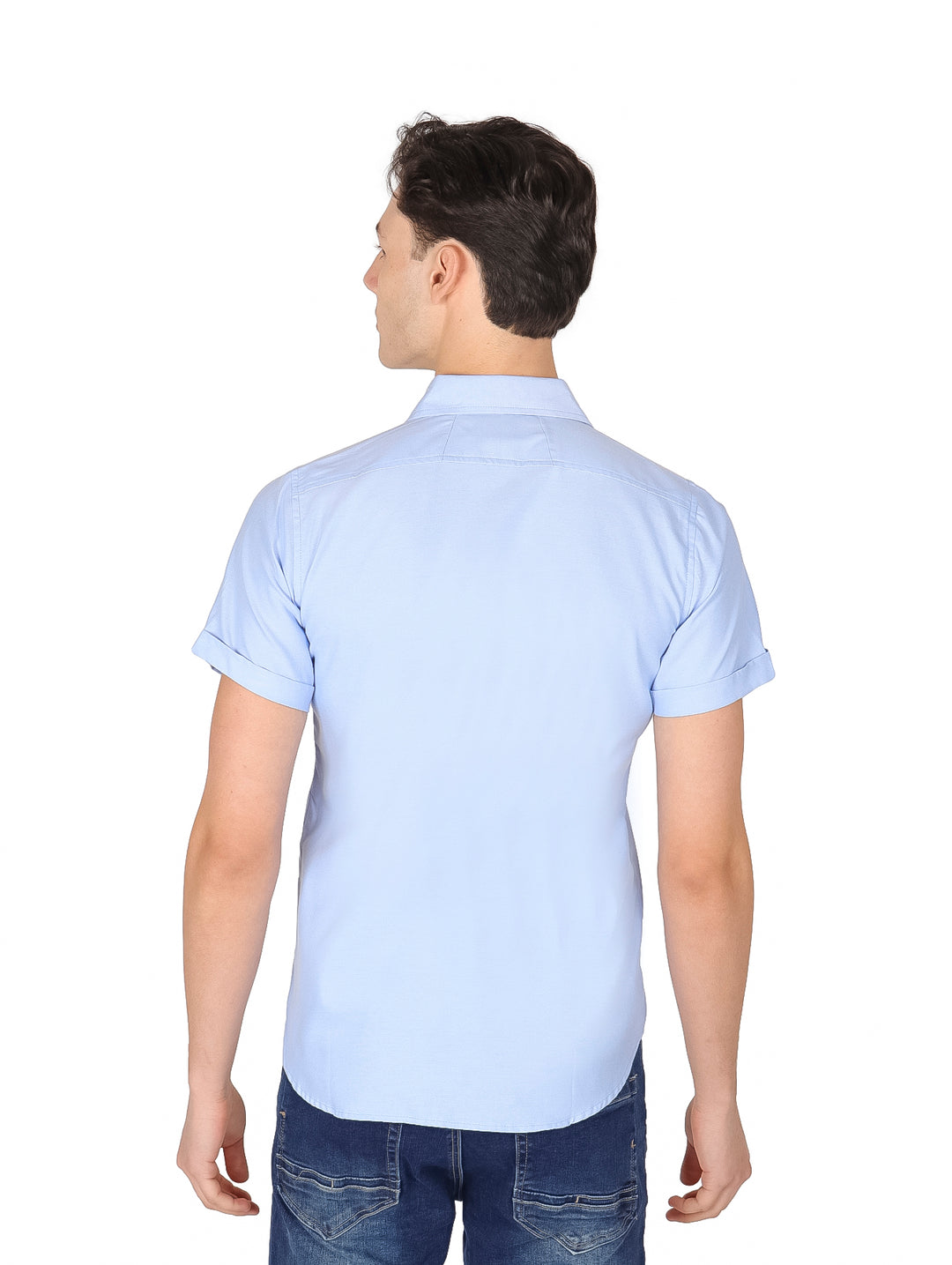 Hombre vistiendo una camisa de manga corta color azul cielo con botones frontales.