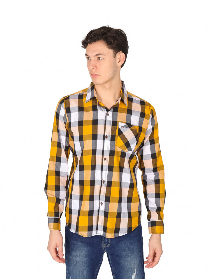 Camisa de manga larga con estampado de cuadros en colores amarillo, blanco y negro.