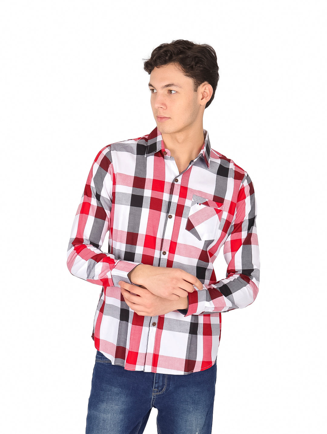 Hombre vistiendo camisa de manga larga con estampado de cuadros en colores blanco, rojo y negro.