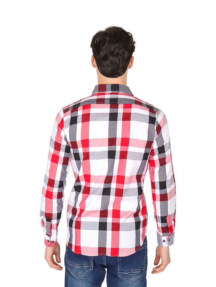 Hombre vistiendo camisa de manga larga con estampado de cuadros en colores blanco, rojo y negro.