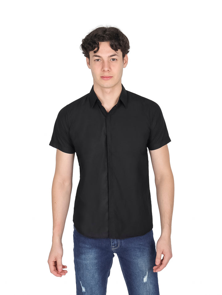 Hombre vistiendo una camisa negra de manga corta con cuello y botones.
