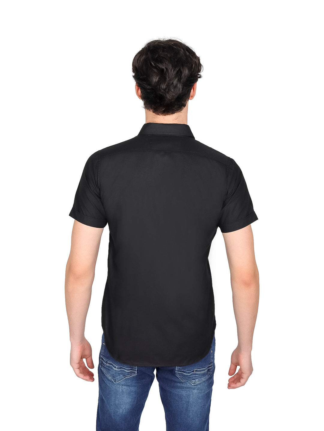 Hombre vistiendo una camisa negra de manga corta con cuello y botones.