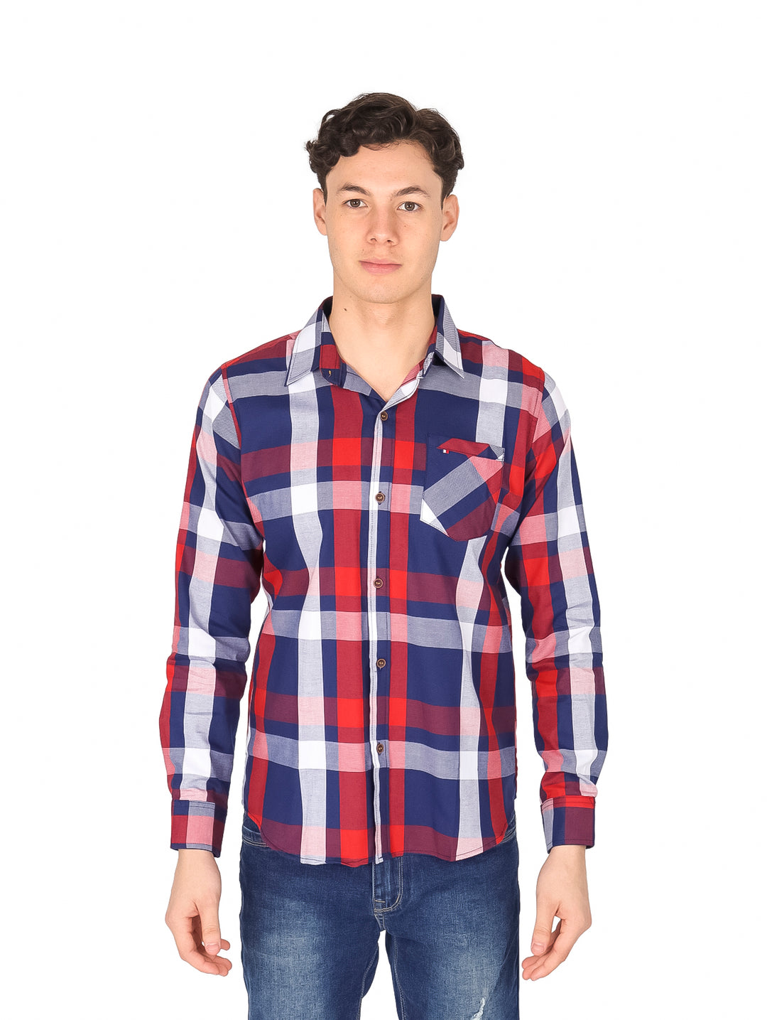 Hombre vistiendo camisa de cuadros en colores tinto, azul y blanco con pantalones jeans.