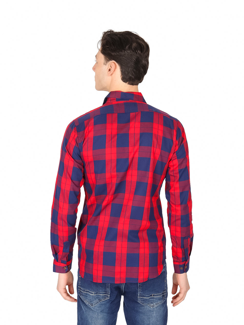 Hombre vistiendo una camisa de cuadros rojos y azul marino de manga larga.