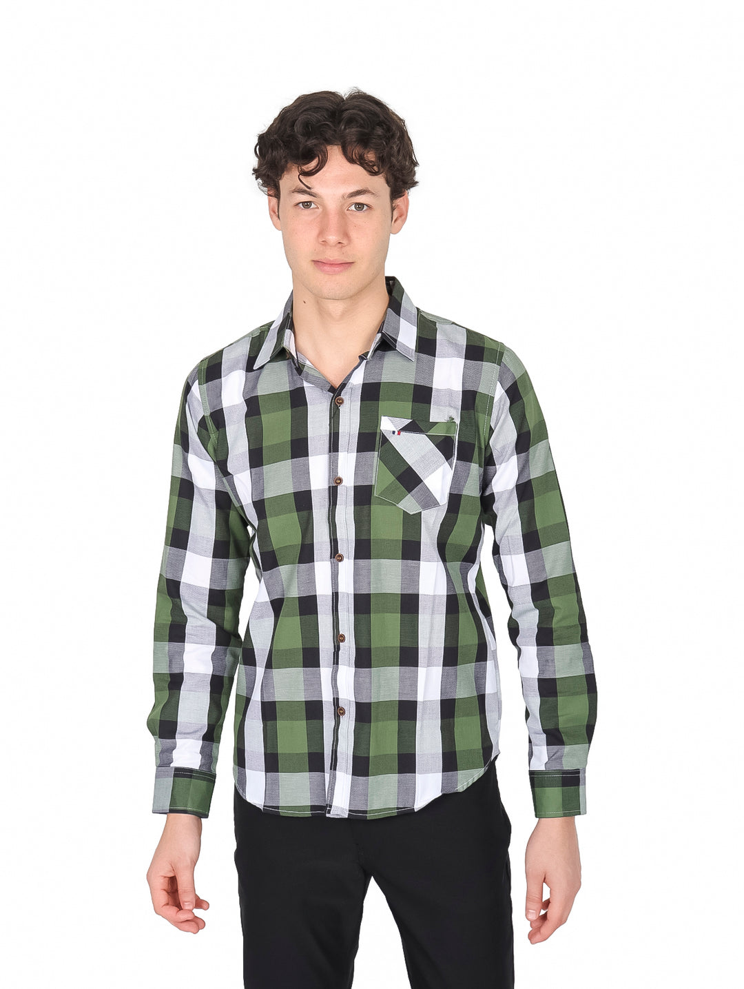 Hombre vistiendo camisa de manga larga a cuadros en colores olivo, blanco y negro.