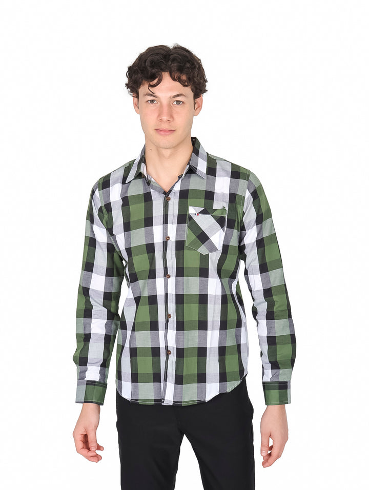 Hombre vistiendo camisa de manga larga a cuadros en colores olivo, blanco y negro.