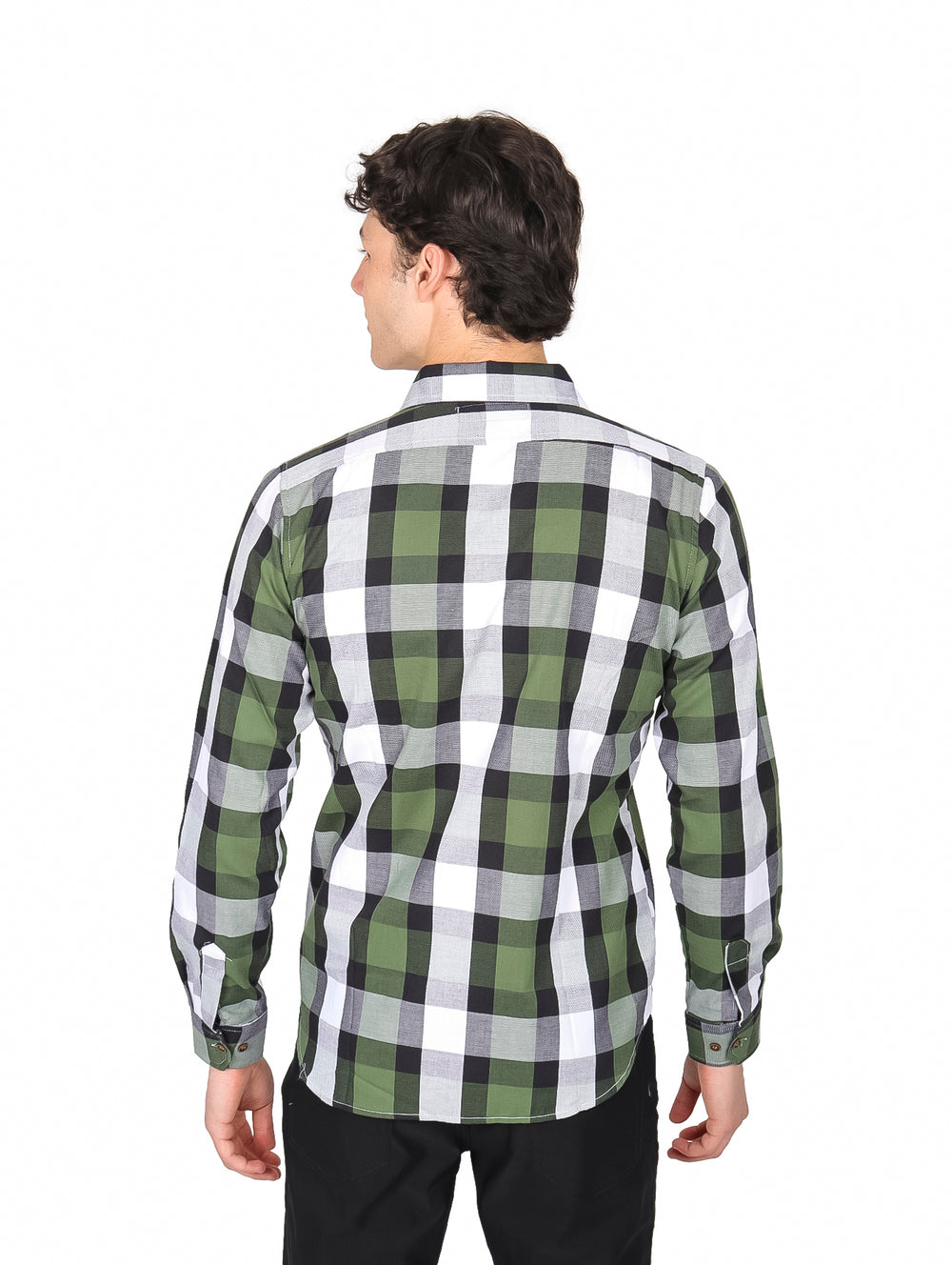 Hombre vistiendo camisa de manga larga a cuadros en colores olivo, blanco y negro.