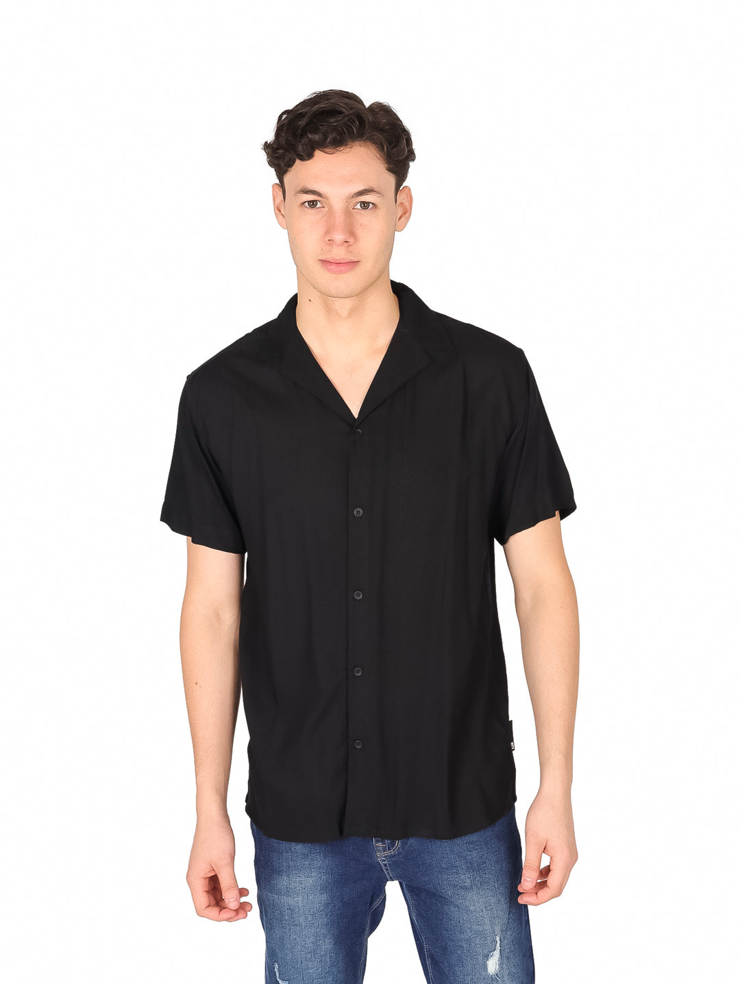 Hombre vistiendo una camisa negra de manga corta con botones y cuello, estilo casual.