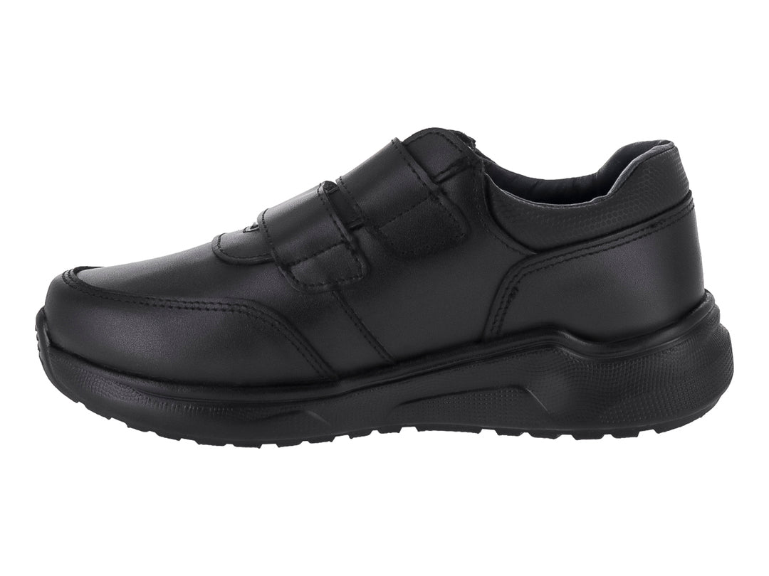 Zapato negro para niño con cierre de velcro y suela gruesa.