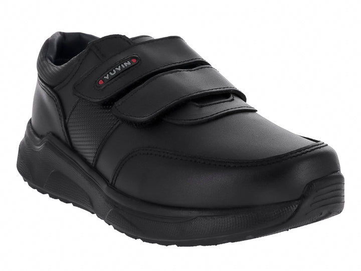 Zapato casual color negro para niño con cierre de velcro y suela robusta.