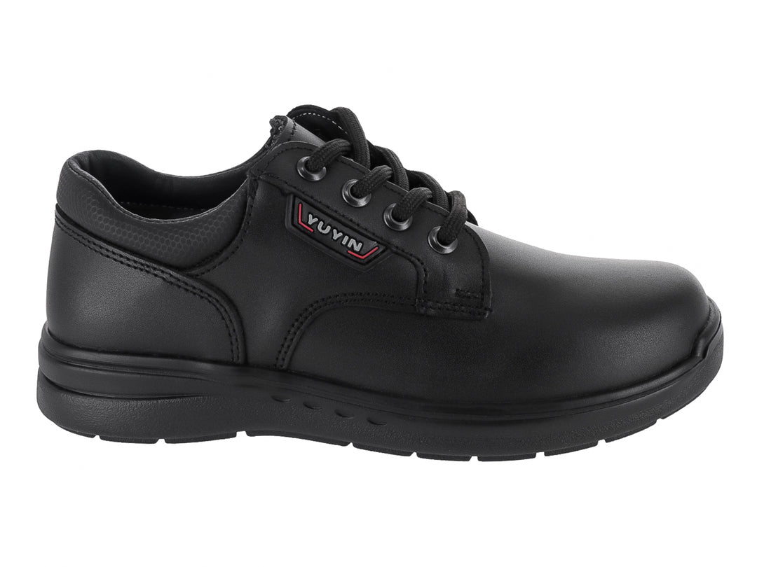 Zapato infantil negro de cuero con cordones y suela negra.