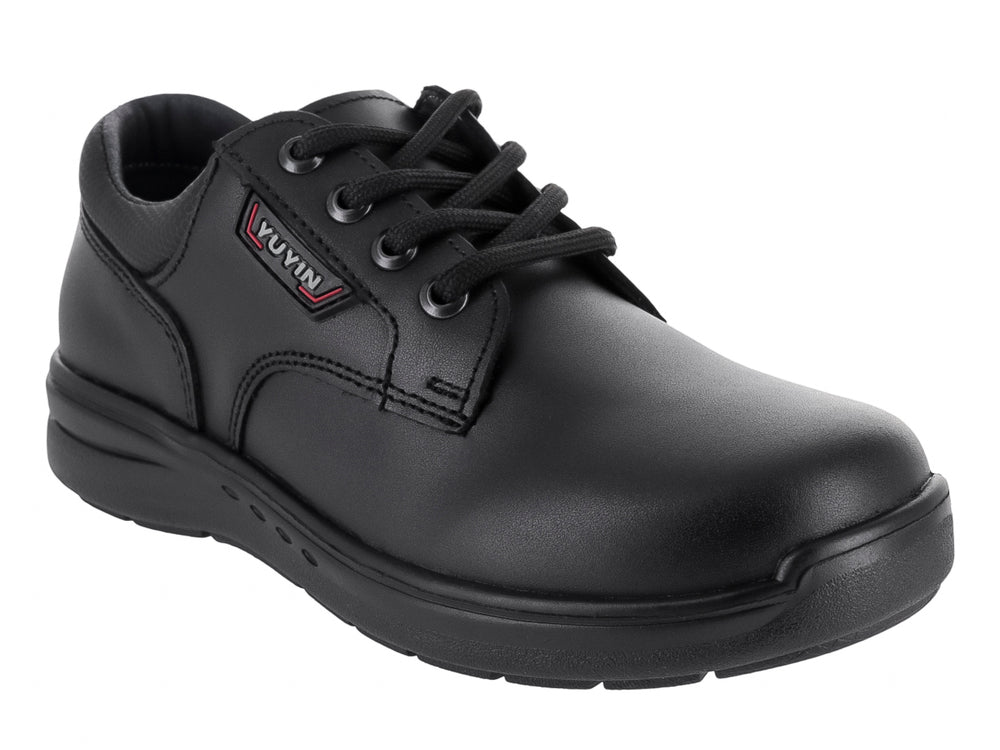 Zapato infantil negro de cuero con cordones y suela negra.