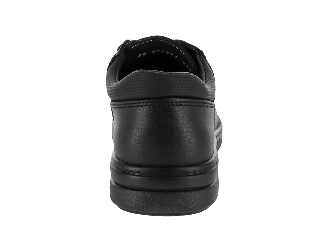 Zapato infantil negro de cuero con cordones y suela negra.