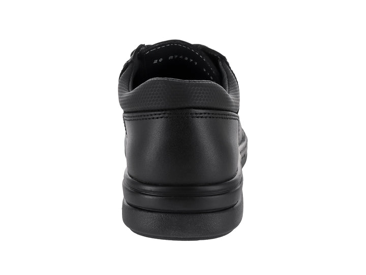 Zapato infantil negro de cuero con cordones y suela negra.