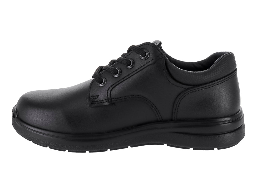 Zapato infantil negro de cuero con cordones y suela negra.
