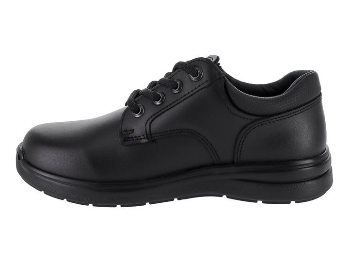 Zapato infantil negro de cuero con cordones y suela negra.