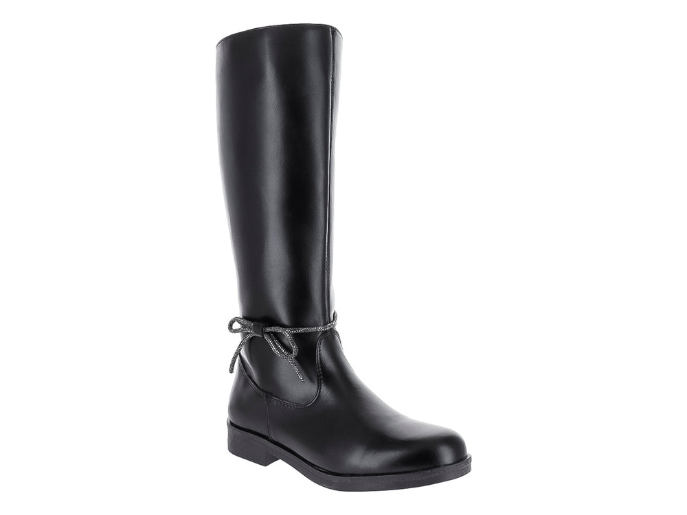 Bota alta de color negro con un pequeño moño plateado en la zona del tobillo.