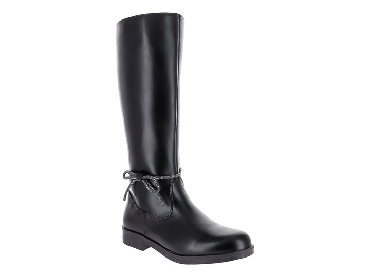Bota alta de color negro con un pequeño moño plateado en la zona del tobillo.