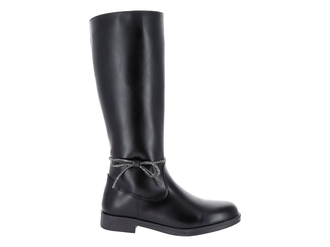 Bota negra de caña alta con detalle de moño gris en el tobillo y suela plana.
