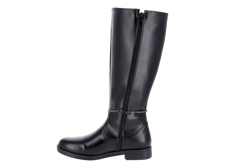 Bota negra de caña alta con detalle de moño gris en el tobillo y suela plana.