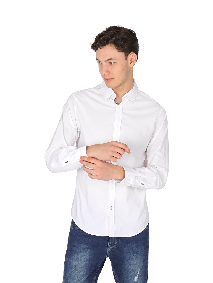 Hombre vistiendo una camisa blanca de manga larga y cuello, estilo casual.