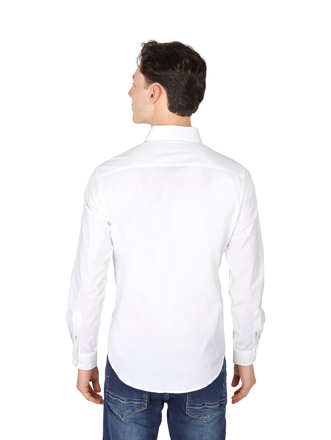Hombre vistiendo una camisa blanca de manga larga y cuello, estilo casual.