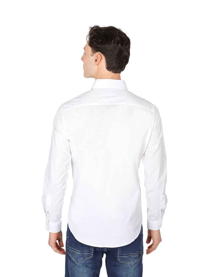Hombre vistiendo una camisa blanca de manga larga y cuello, estilo casual.