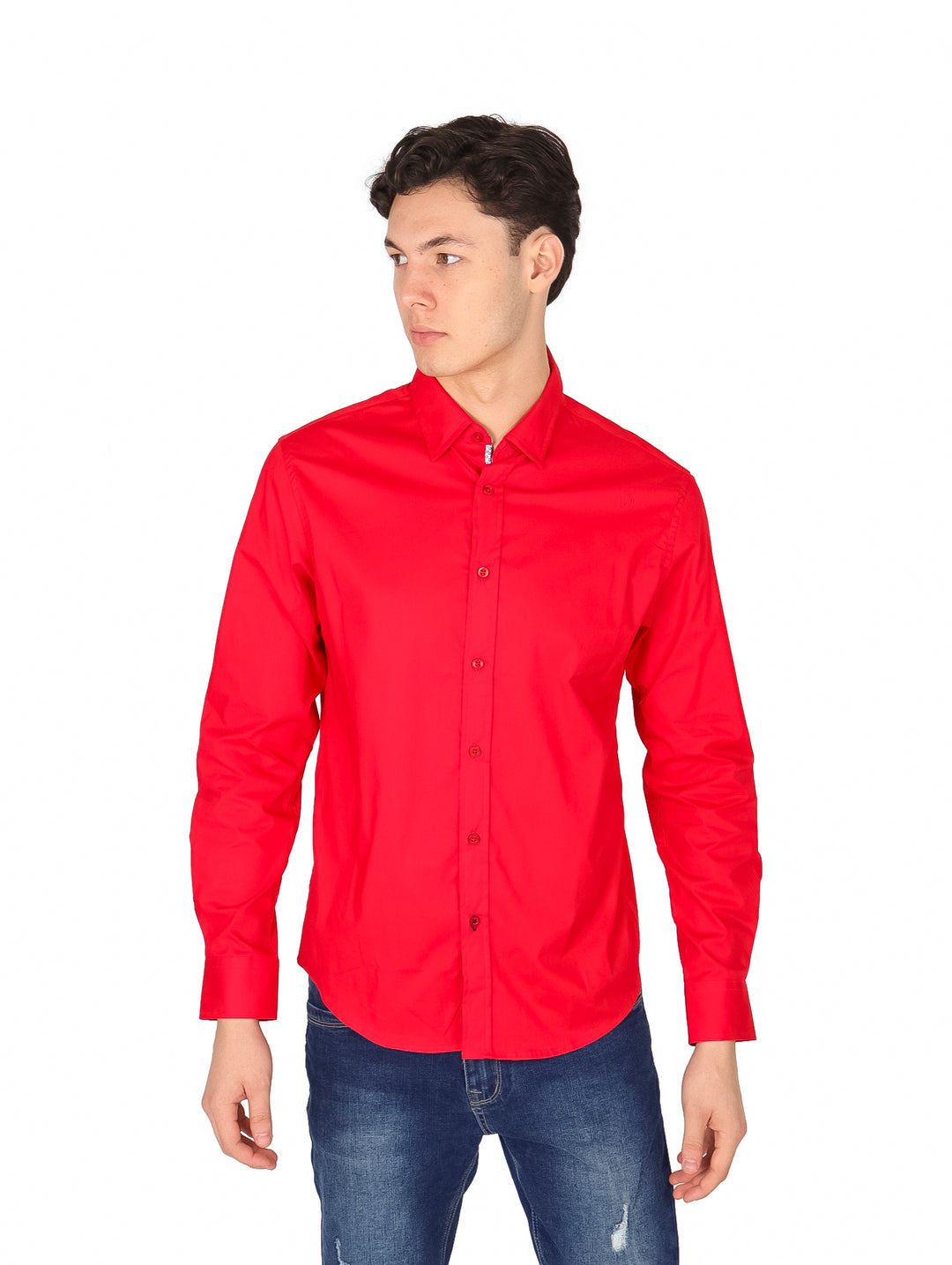Hombre vistiendo una camisa de manga larga color rojo con cuello y botones.