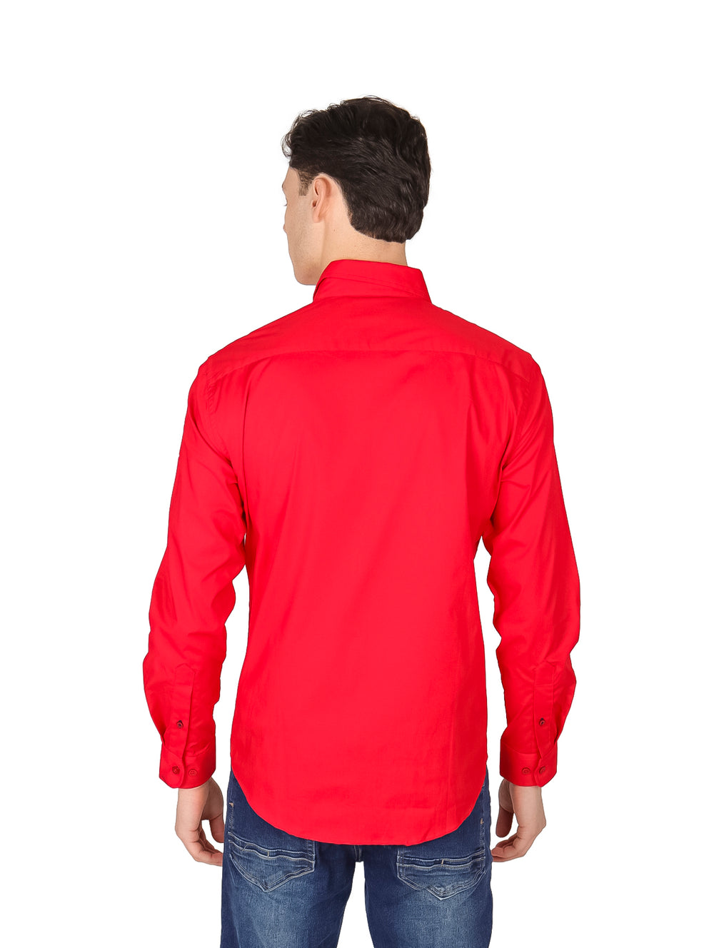 Hombre vistiendo una camisa de manga larga color rojo con cuello y botones.