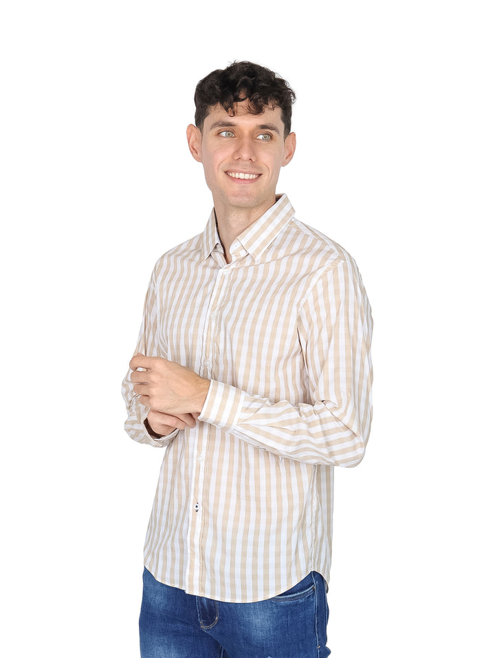 Hombre vistiendo camisa de manga larga con rayas verticales en colores café y blanco.