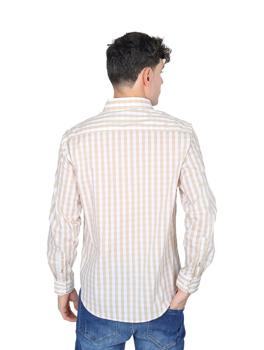 Hombre vistiendo camisa de manga larga con rayas verticales en colores café y blanco.