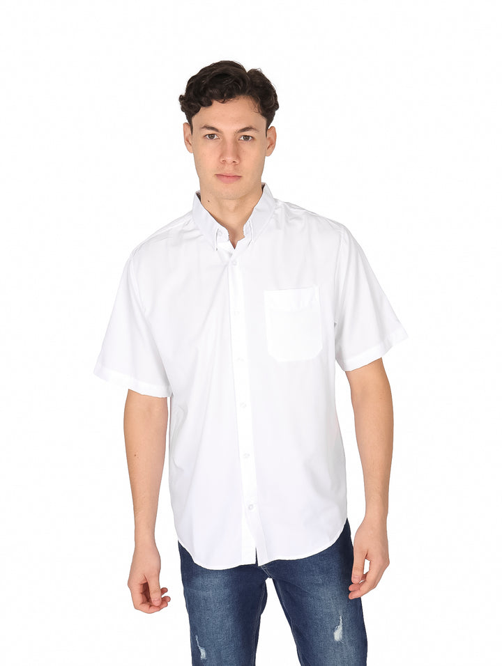 Hombre vistiendo una camisa blanca de manga corta con bolsillo frontal.
