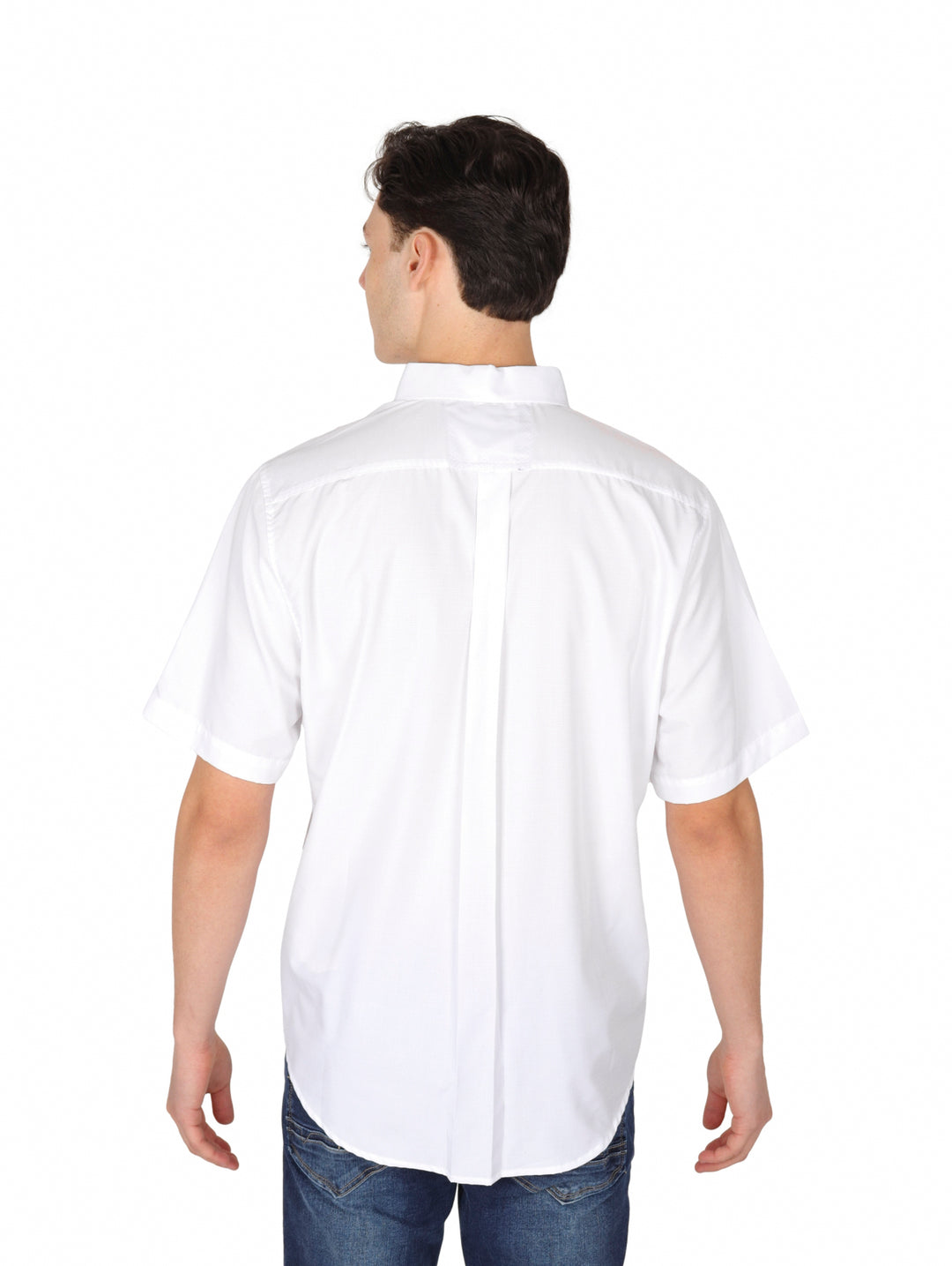 Hombre vistiendo una camisa blanca de manga corta con bolsillo frontal.