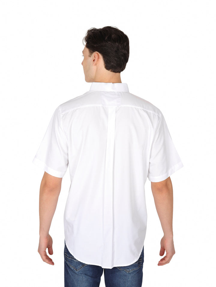 Hombre vistiendo una camisa blanca de manga corta con bolsillo frontal.