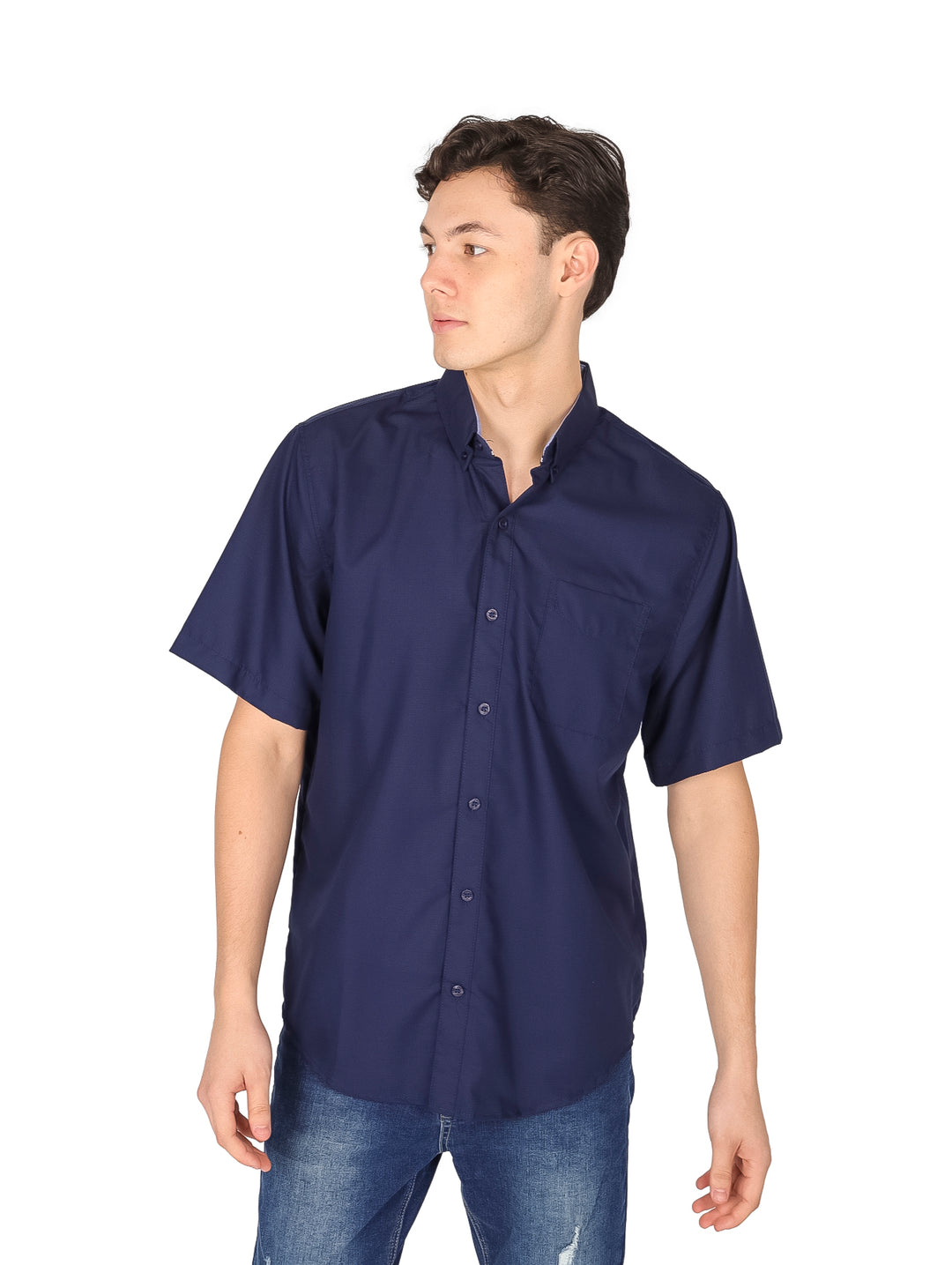 Hombre vistiendo una camisa de manga corta color azul marino lisa con botones.