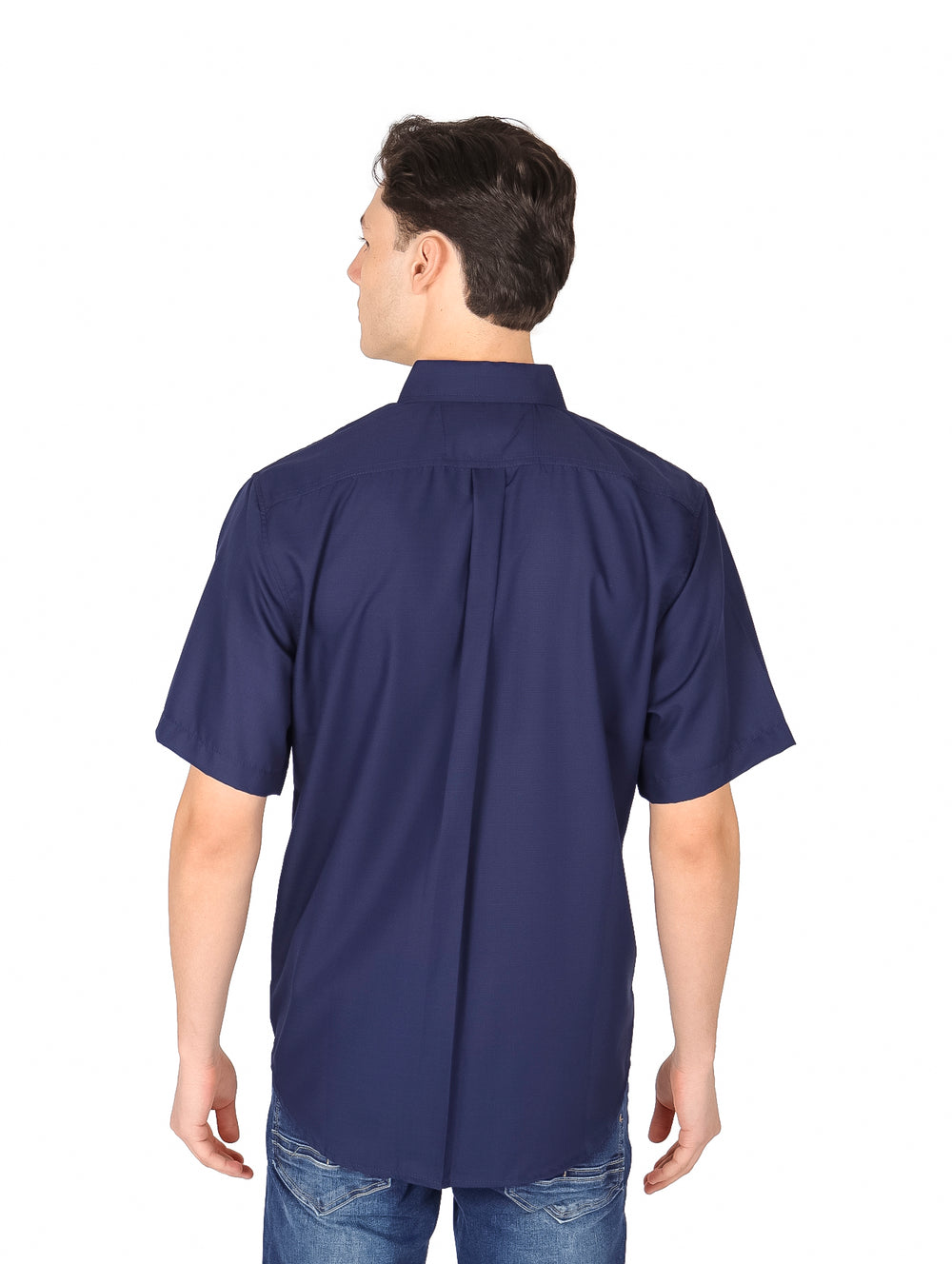 Hombre vistiendo una camisa de manga corta color azul marino lisa con botones.
