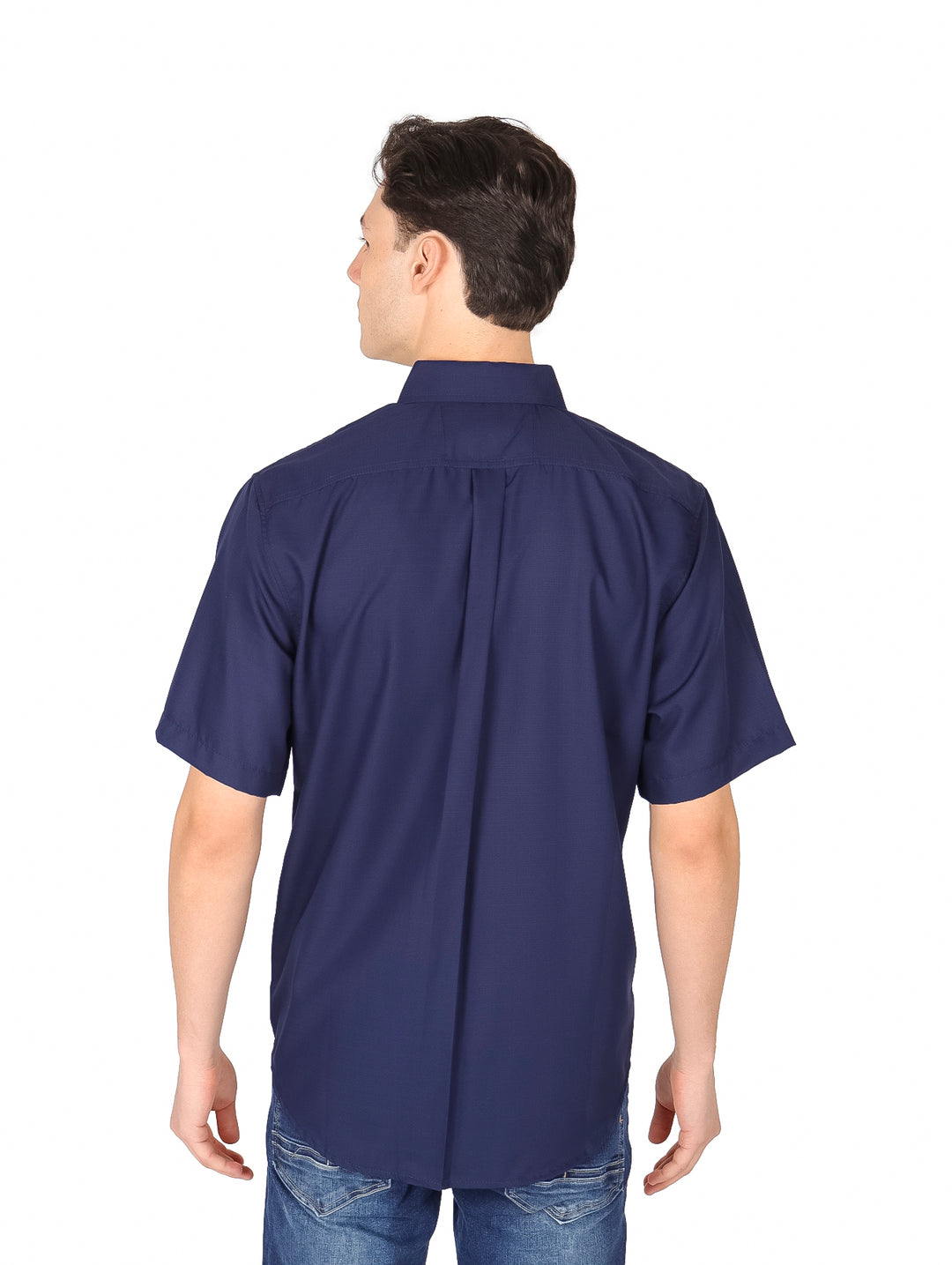 Hombre vistiendo una camisa de manga corta color azul marino lisa con botones.