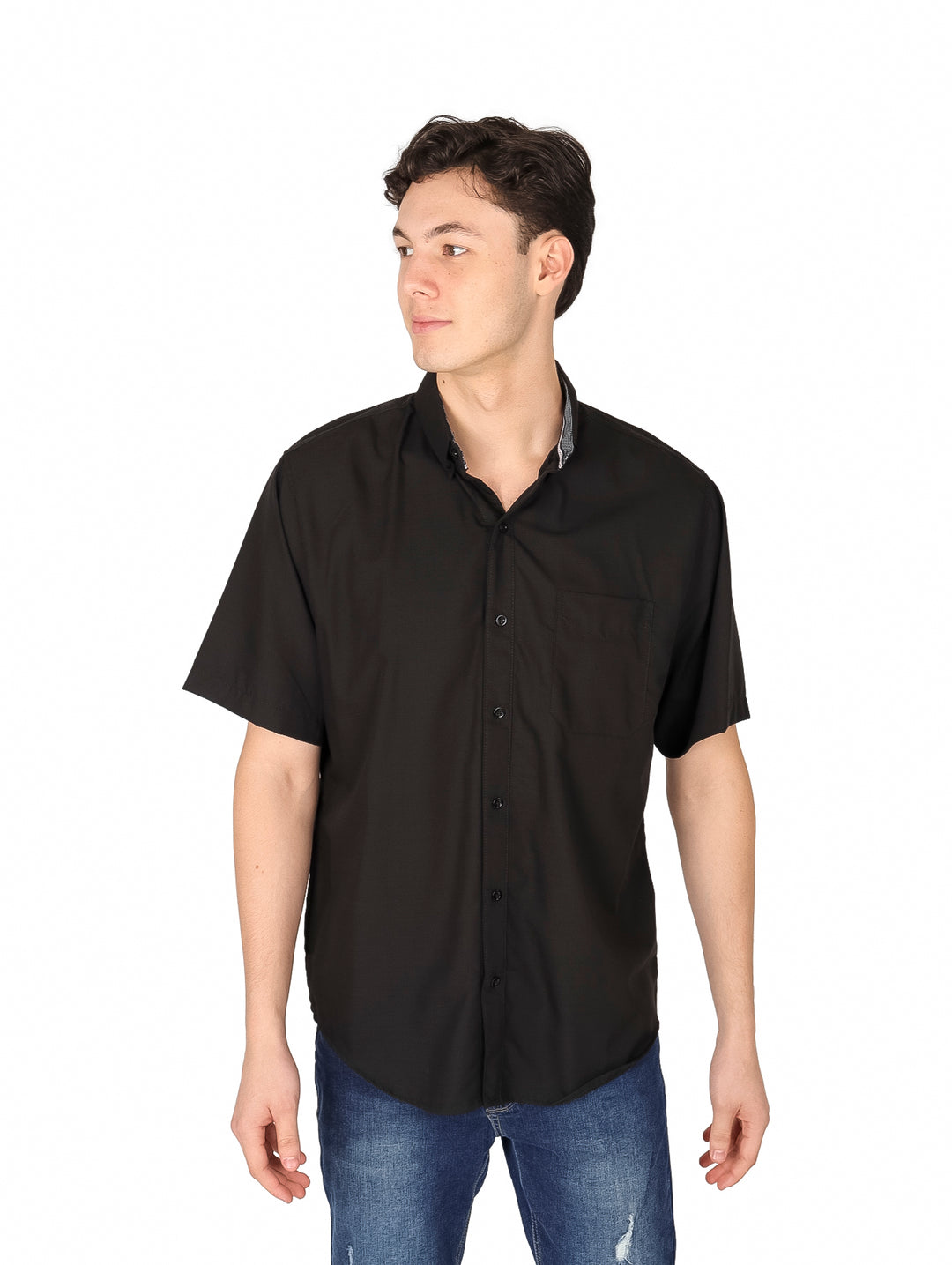 Hombre vistiendo una camisa de manga corta color negro con botones y cuello.
