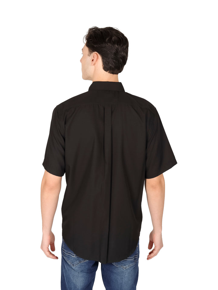 Hombre vistiendo una camisa de manga corta color negro con botones y cuello.