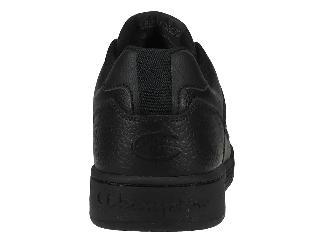 Tenis Champion color negro, corte bajo, con textura de cuero sintético y suela negra.