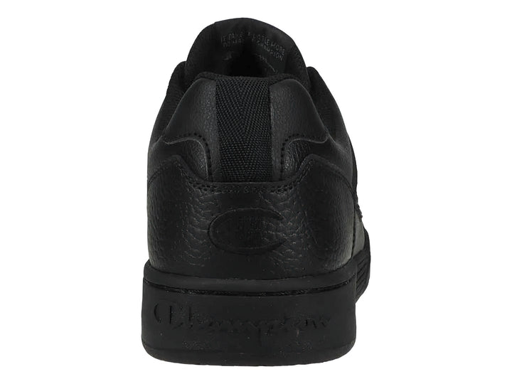 Tenis Champion color negro, corte bajo, con textura de cuero sintético y suela negra.