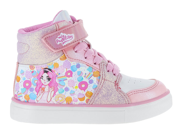 Tenis rosa para niña con acabado brillante, diseño de dulces y suela blanca.