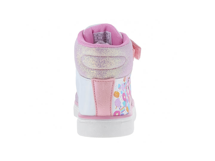 Tenis rosa para niña con acabado brillante, diseño de dulces y suela blanca.