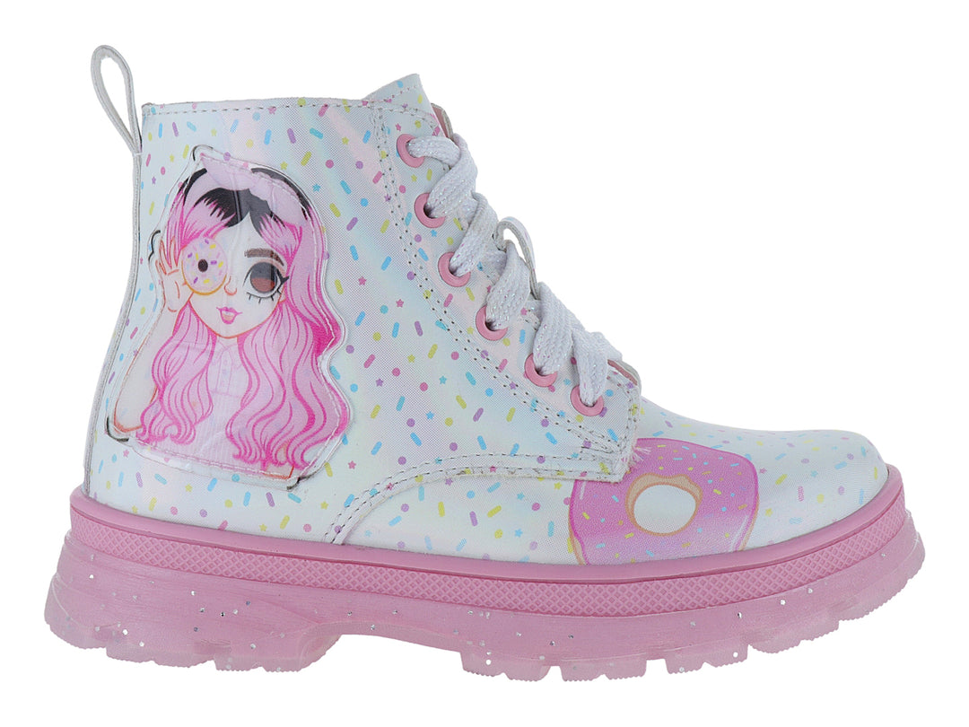 Bota blanca para niña con suela rosa brillante, estampado de sprinkles, una dona y una niña de cabello rosa.