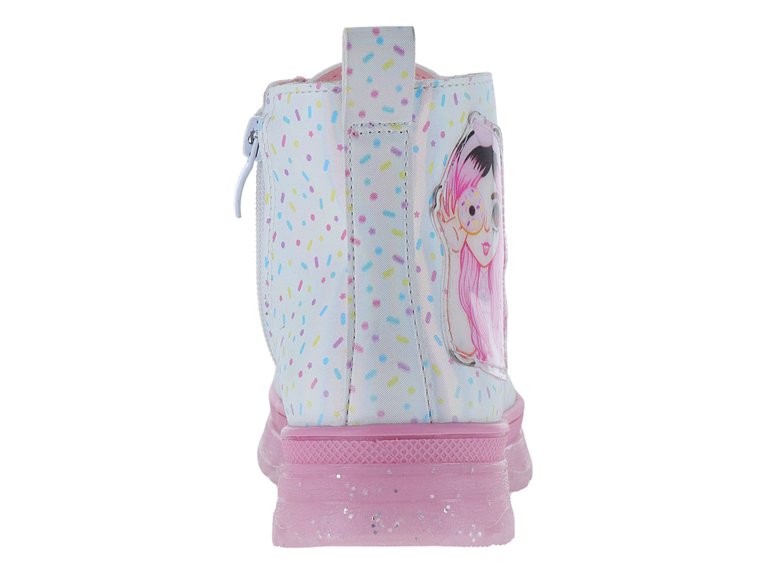 Bota blanca para niña con suela rosa y estampado de fantasía con una niña y una dona.