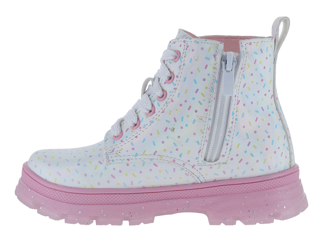 Bota blanca para niña con suela rosa y estampado de fantasía con una niña y una dona.